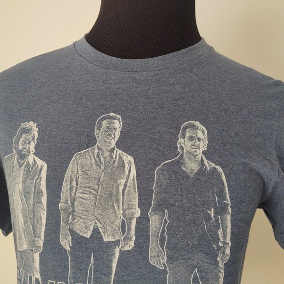 RUNNING WITH THE WOLF PACK OLD NAVY COLLECTIBLES ADULT T SHIRT - SIZE MEDIUM - Picture 3 of 6